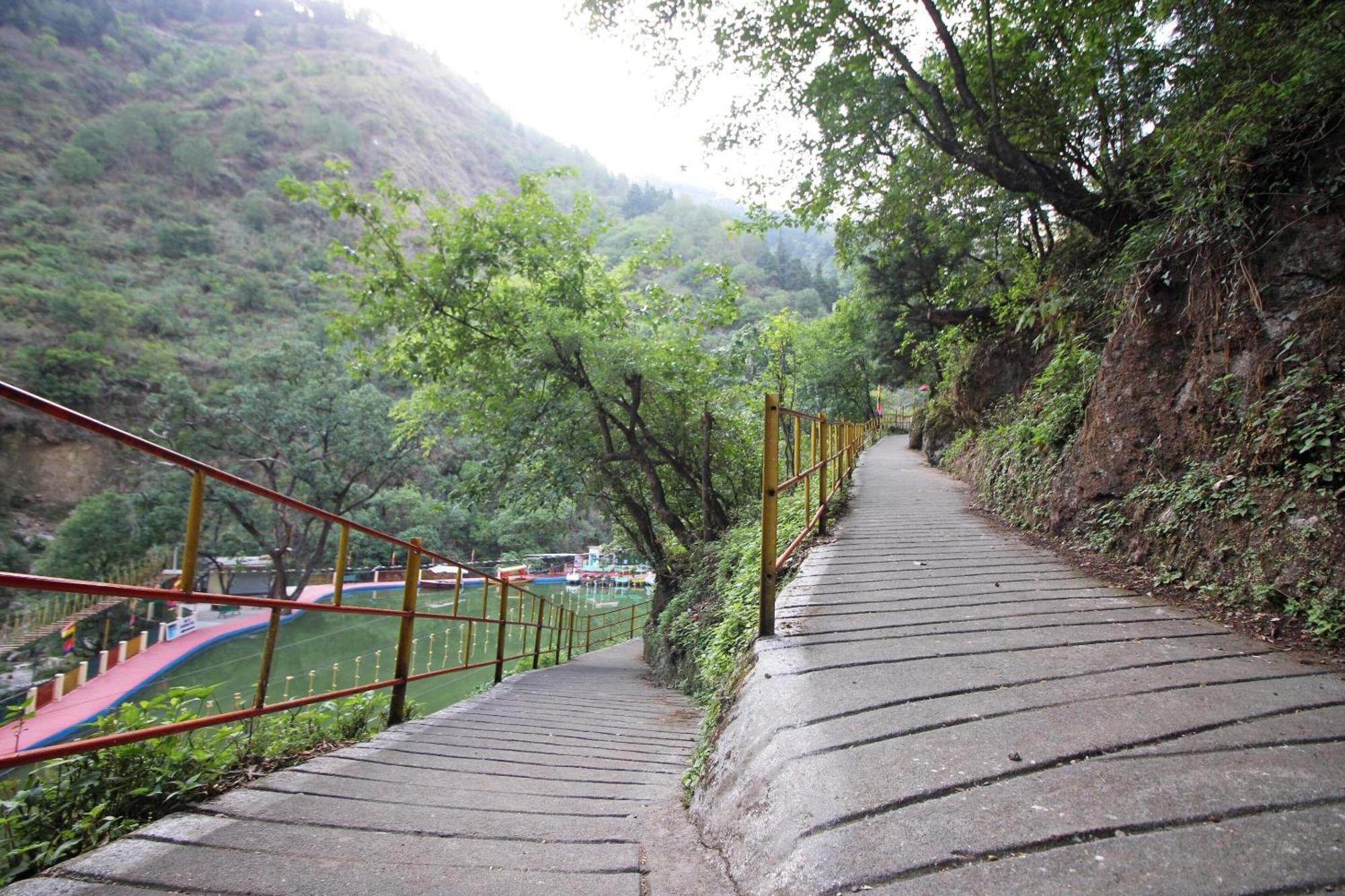 Hotel O Kempty Lake Adventure Resort Mussoorie Kültér fotó